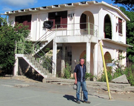 Arch. Hugo Wainshtok with a  ferrocement panels' house in Rep. Dominicana
