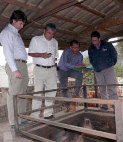 Perú visita el Horno Vertícal Contínuo en Ecuador
