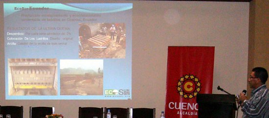 Estuardo Quispillo, técnico en construcción de Horno Vertical Continuo dando una charla en Cuenca, Ecuador